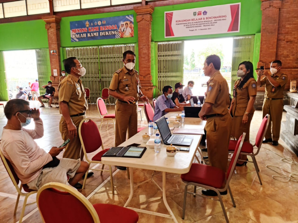 Layanan Perizinan Bermobil Online Single Submission Terintegrasi (LIMOSSIN) Melakukan Jemput Bola (JEBOL) Usahan Mikro Kecil Dan Menengah (UMKM) Di Kecamatan Kuta Selatan